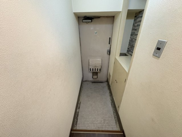 すっきりとした玄関スペースは、奥行きがありゆとりを感じられる造りです。備え付けのシューズボックスには靴をしっかり収納できます。さらにシューズボックスの上部はカウンターとして活用することも可能です。
