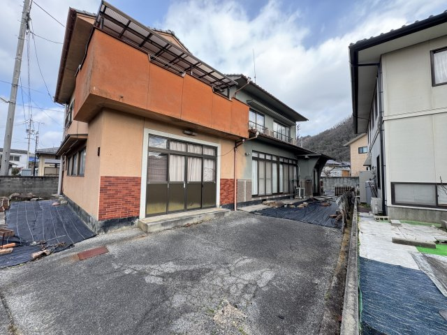 敷地内は縦列駐車により複数台の駐車が可能。前面道路との出入りがしやすく、日常の通勤や来客時にも対応できる配置。敷地にゆとりがあるため、自転車置き場や作業スペースとしての活用も検討できます。