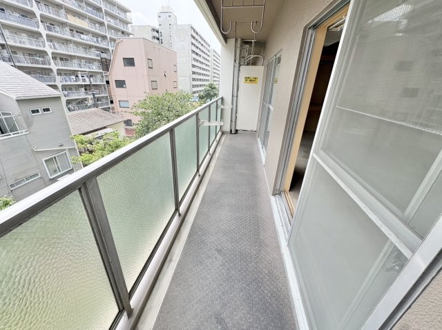 洋室12帖に繋がるバルコニーは東向き♪家族分の洗濯物を十分に干せる広さ！
