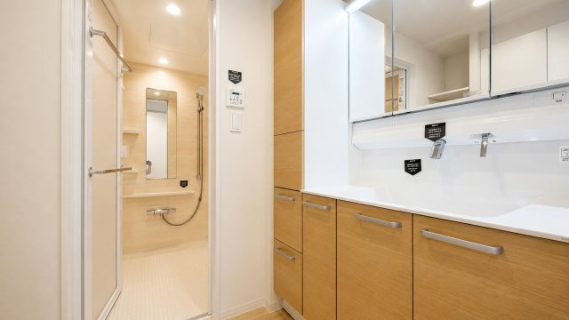◆毎日使う場所だから、機能的で使いやすさに配慮したパウダールーム。すっきりと使えるように収納も豊富にご用意しています