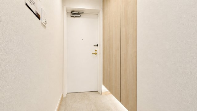 ◆光の渦が溢れた明るい玄関ホール。「おかえり」と「ただいま」が交差するお家の顔とも言える場所は爽やかで心地良い空間となっています。すっきり片付いた玄関で来客時にも自信が持てそう。