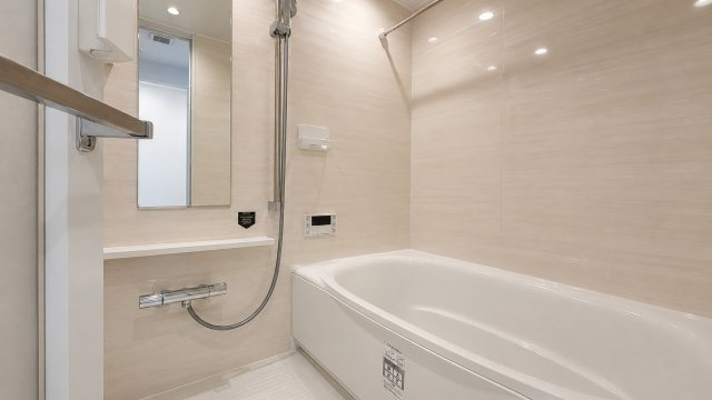 ◆お子様と一緒にバスタイムを楽しめる広々空間。浴室乾燥機付で心地よいバスタイムを実現します。