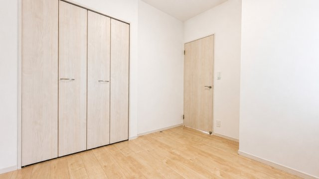 ◆室内はいつも明るい印象なので気持ちの良い朝を迎えられます。各部屋にはクローゼットを完備しており、収納が多いお家はすっきりして快適空間です。