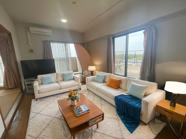 広々LDKでお部屋づくりも自由自在です！　※AI加工で家具を配置しています。実際にはございません。