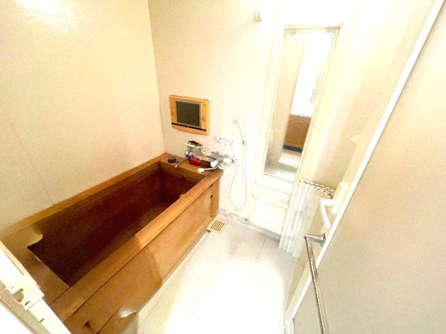 温泉が出るお風呂です！　※AIで加工して家具を消しております。