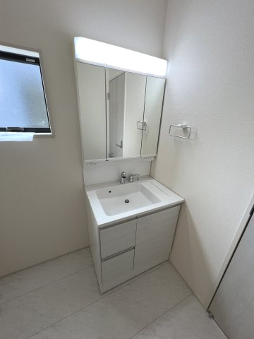 身だしなみを整えやすく、収納たっぷりの三面鏡付洗面化粧台☆