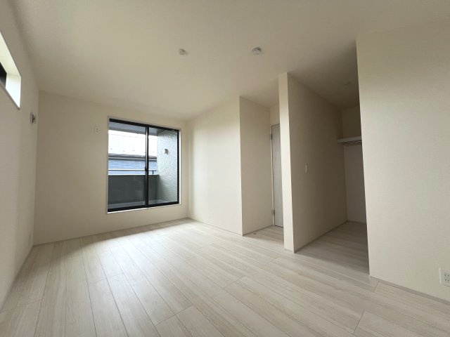 【洋室2】季節物の衣類もスッキリ収納できるウォークインクロゼット付き