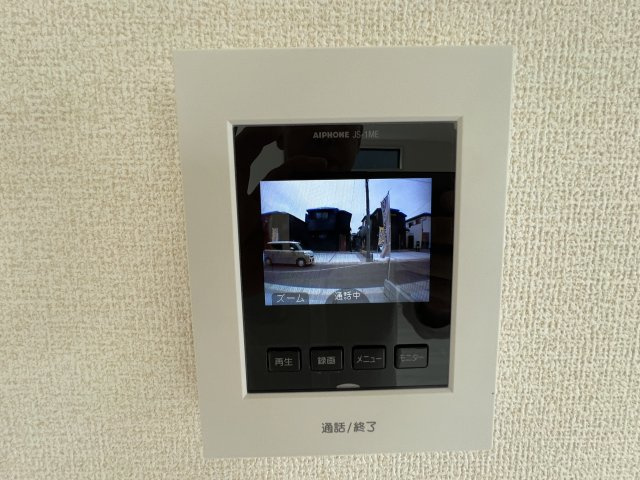 モニター付きインターホンあり。急な来客でも室内から顔が確認できると安心ですよね☆