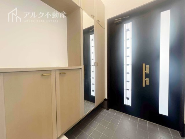 明るい玄関でお出迎えいたします