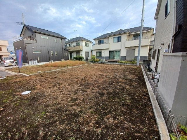 家を建てる場合、方位は要チェックです。現実的に日当たりのよい家ならばリビングは南側、建築基準法でも北側に当たる家への配慮は求められています。土地を見学に行く際は、方位磁針を持って行くようにしましょう。