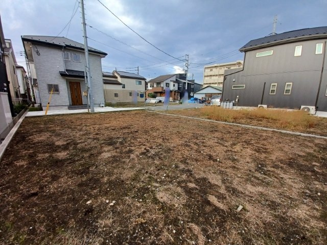 土地を買う際、住む地域の自治体や福祉の補助制度にも注目してみましょう。子供や老人の医療補助やゴミ出しのルールなど、自治体によってルールに大きな違いがあるため、暮らしやすい土地で判断するとよいでしょう。