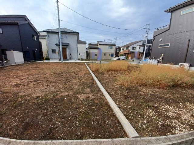 土地の前の道路に消火栓が設置されていることがあります。この場合、道路交通法第45条第1項により、駐車禁止の場所が指定されています。そのため、車庫などの駐車スペースをつくることができない場合があります。