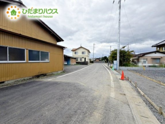 繁華街のようなにぎやかさがないため、車の音や話し声が少なく、静かな生活を望む人に適している閑静な住宅地！