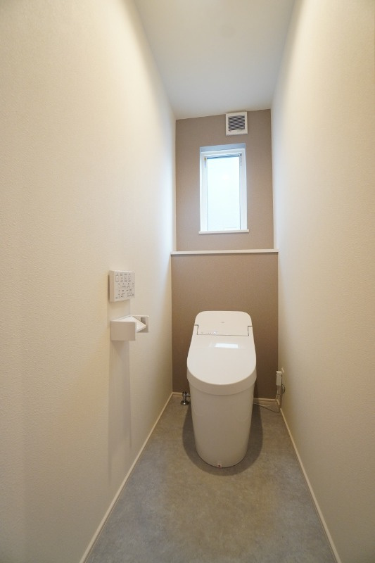 1階トイレにはタンクレストイレを採用。お掃除も楽になります♪※類似物件の参考画像です。