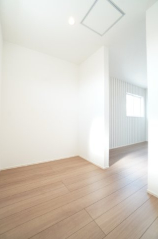 大きい荷物も入るウォークインクローゼット！※類似物件の参考画像です。