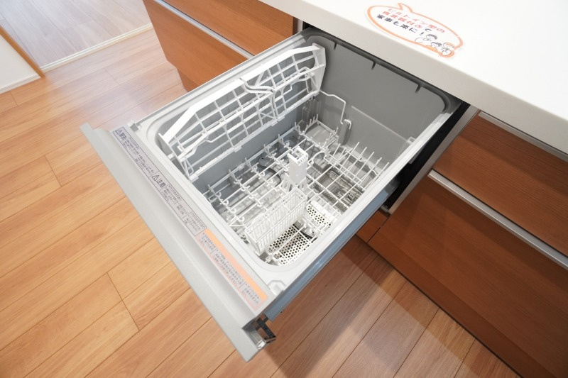 キッチンにはビルトイン食器洗浄乾燥機がついています。※類似物件の参考画像です。