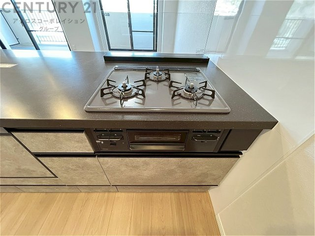 多数の調理器具を同時に使用でき、料理の効率化が可能。省エネで節約になり、様々な料理スタイルに適応できます。また、火力調整が独立しており、手入れや掃除もしやすく、今よりもっとお料理が楽しくなるかも。　