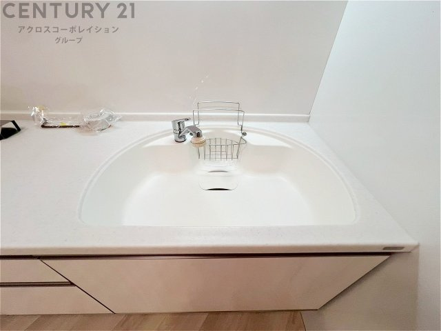 大きなシンクでお鍋などの大きな調理器具を洗う際にも便利です。　