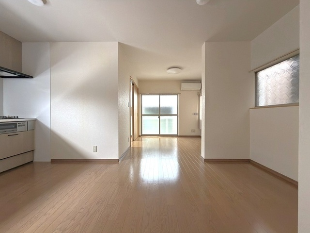 家具配置もしやすい、木の温もり感じるナチュラル空間。