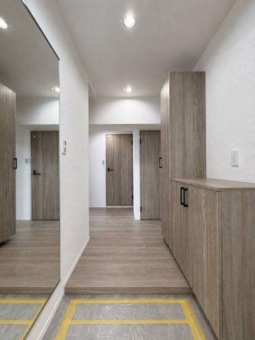 ◆光の渦が溢れた明るい玄関ホール。「おかえり」と「ただいま」が交差するお家の顔とも言える場所は爽やかで心地良い空間となっています。すっきり片付いた玄関で来客時にも自信が持てそう。
