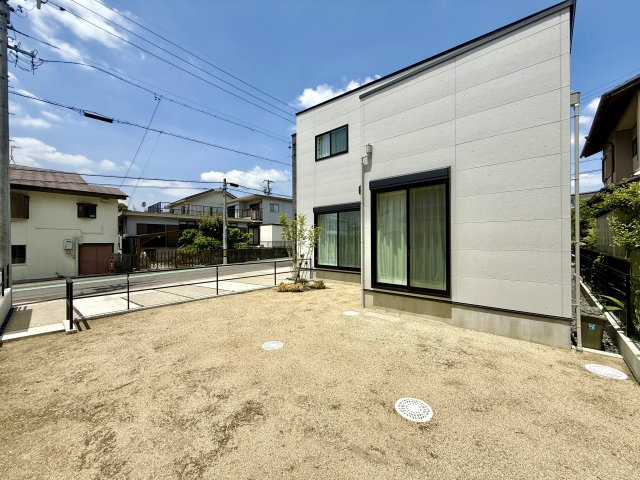 陽当たりの良い、「広々とした南向きのお庭スペース。