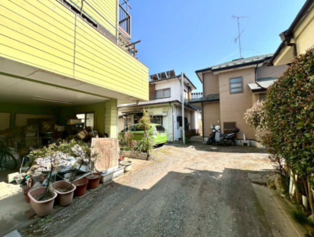 現地に行くなら、物件の周囲の地形がどうなっているかを見ることも大切です。周辺より低くなっている土地では、大雨などで水が集まりやすいため、地盤が弱くなっているということも考えられるため、注意が必要です。