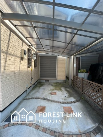 屋根付き駐車場。自転車を置く際は雨の日でも濡れないことがポイントです！