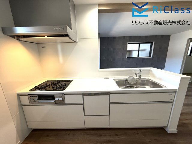 使いやすい食器洗い乾燥機付の対面式システムキッチンです