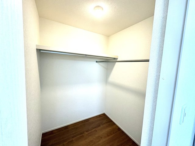 ウォークインクローゼット内は棚とハンガーパイプでコートや小物も整頓しやすくなっています。