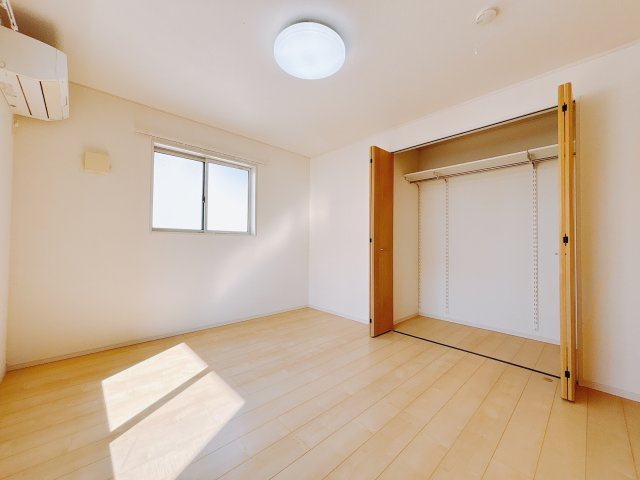 ■2階洋室｜お子様の一人部屋にピッタリな洋室。木のぬくもりを感じるフローリングは、天然木の味わいが時とともに深みを増していきます。また、傷にも強く、フリーワックスでお手入れもラクラクです♪