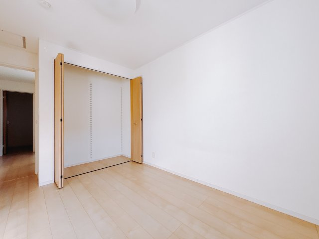 ■2階洋室｜ナチュラルカラーの床です。模様替えなどとても楽しく工夫できます♪陽当たり、風通しもとても良いので毎日快適な生活スタートです！子供部屋にも良いですね♪