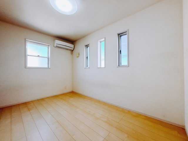 ■2階洋室｜2階洋室には大きな窓をご用意しています。日中はあたたかな日差し差し込み自分時間も充実できますね＾＾