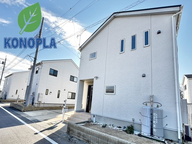 ■外観｜窓の配置や、爽やかな白ベースの外観が清潔感をもたらします。まっさらなキャンバスのような家にこだわりを彩って…始めよう、あなただけの豊かな暮らし(　＾＾　)