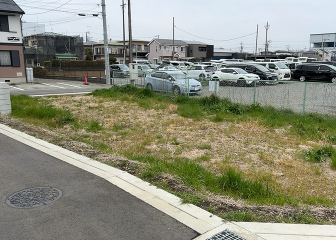 土地の形が極端に長細かったり、狭小地、あるいは道路との高低差がある傾斜地だった場合、後々売ろうとしても買い手がつかない場合もあります。後々、売却することになった時に価値の下がらない土地を選びましょう。