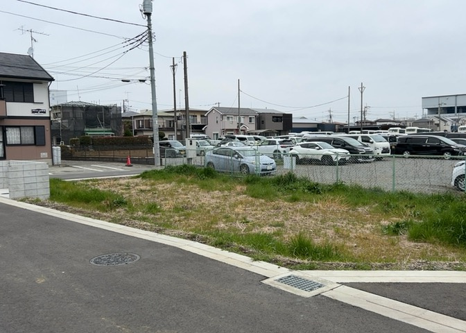 土地の面積＝住宅面積ではありません。建ぺい率の問題などで、土地のある場所によって住宅を建てられる面積は限られています。高さもしかり、「土地」という言葉の中には、建築条件も含まれると考えておきましょう。