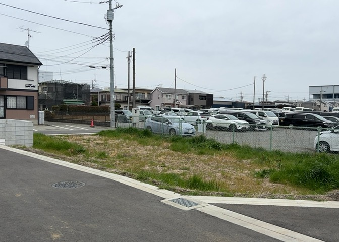 家を建てる場合、方位は要チェックです。現実的に日当たりのよい家ならばリビングは南側、建築基準法でも北側に当たる家への配慮は求められています。土地を見学に行く際は、方位磁針を持って行くようにしましょう。