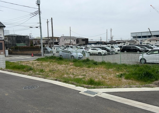 土地の前の道路に消火栓が設置されていることがあります。この場合、道路交通法第45条第1項により、駐車禁止の場所が指定されています。そのため、車庫などの駐車スペースをつくることができない場合があります。