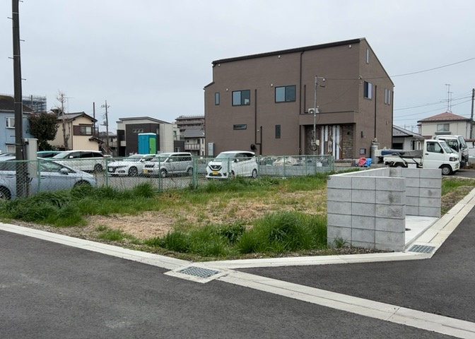 現地に行くなら、物件の周囲の地形がどうなっているかを見ることも大切です。周辺より低くなっている土地では、大雨などで水が集まりやすいため、地盤が弱くなっているということも考えられるため、注意が必要です。