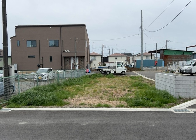 隣家の土地はどうなっているのか、生活利便施設が近くにあるのか、学校まで近いかなど、お客様のライフスタイルにあわせたイメージが重要です。また、近くにあると困る施設が近くにないかも確認するといいでしょう。
