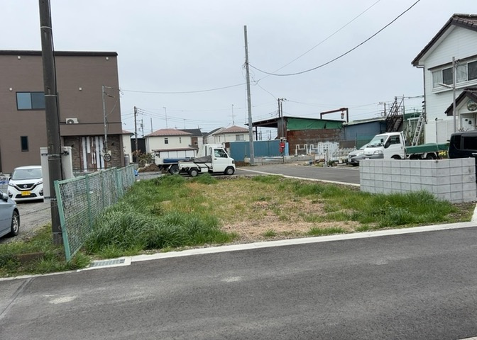 土地購入を検討されている場合、境界杭がない状態で購入してしまうと境界確定測量をする必要があり、費用がかかります。購入の前に、売主、隣土地所有者立ち合いのもと境界を確定し境界杭を設置するのがベストです。