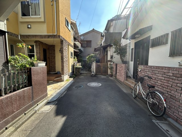 【前面道路含む現地写真】静かな環境が保たれた前面道路