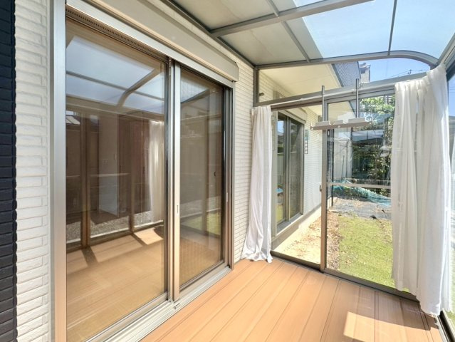 ■サンルーム｜天候に左右されず洗濯物が干せるので、家事効率がグッと上がります。砂埃や花粉を気にしなくて良いのも嬉しいポイントです♪　