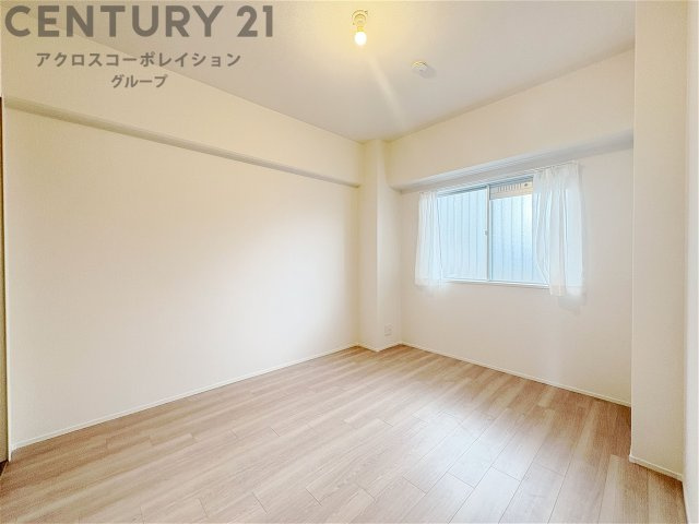 寝室…リラックスできるプライベート空間で、快適な睡眠をサポート。個人の好みに合わせたインテリアや寝具で心地良さを追求。プライベートな時間を過ごし、リフレッシュする場所におすすめです。