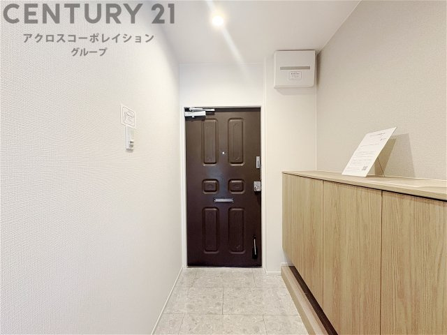 大きな玄関収納付きの玄関です　家族皆様の履物をしっかり収納できます