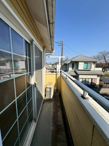 太陽の光が射し込むバルコニーは、洗濯物を干すのが楽しくなりますね♪