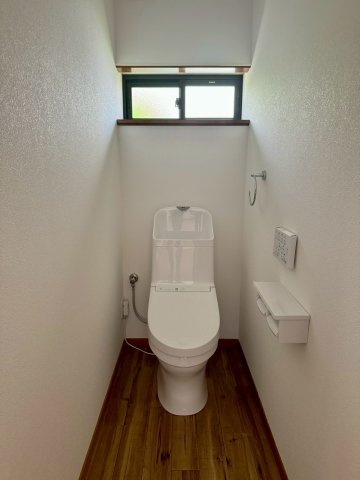 自然換気ができる小窓付き。湿気がこもりにくく清潔に保てます。