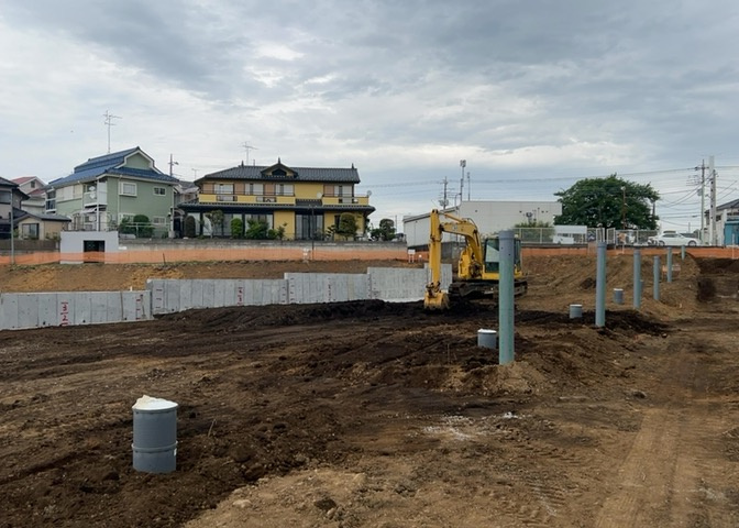 土地の面積＝住宅面積ではありません。建ぺい率の問題などで、土地のある場所によって住宅を建てられる面積は限られています。高さもしかり、「土地」という言葉の中には、建築条件も含まれると考えておきましょう。