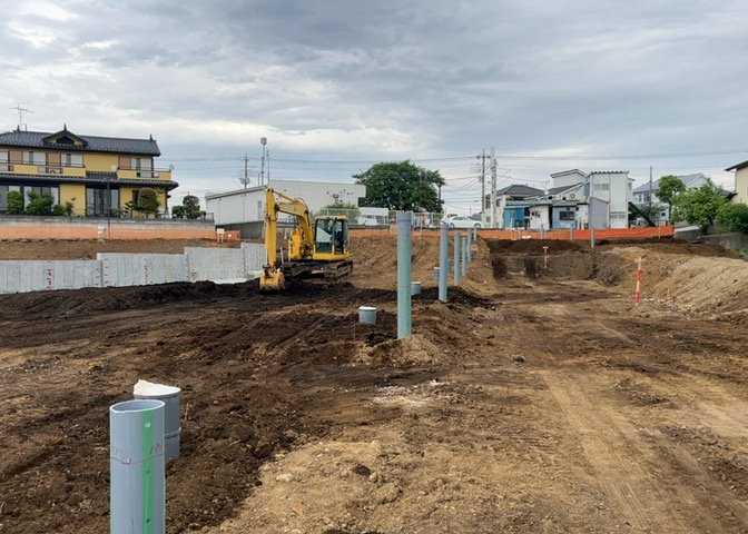 土地の前の道路に消火栓が設置されていることがあります。この場合、道路交通法第45条第1項により、駐車禁止の場所が指定されています。そのため、車庫などの駐車スペースをつくることができない場合があります。