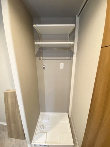 洗面室、洗濯パンの上には高さ調整可能な棚が付いております、洗濯機の高さや、使う用途によって自由自在に調整できるのが便利です♪