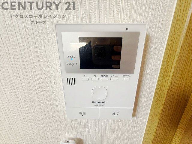 温水洗浄便座付トイレは温水洗浄機能により、暖かい水でおしりを洗浄することができ、冷たい水を使う従来の便座に比べ、温水洗浄機能で暖かいトイレを提供し、快適な使用を可能にします。